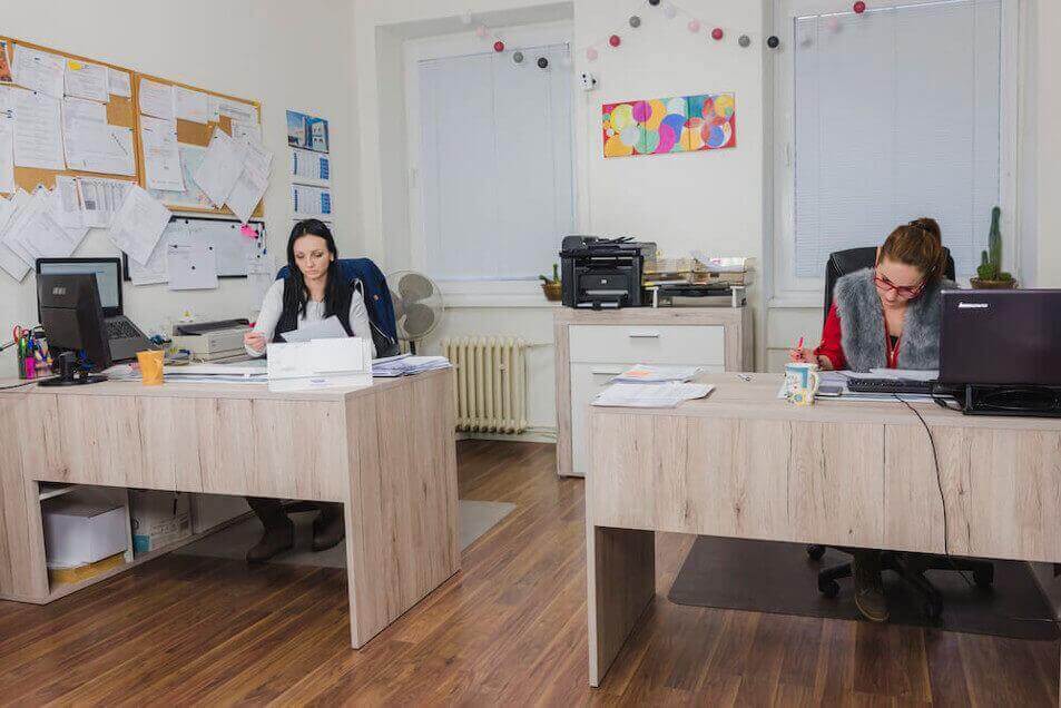 Kancelária pracovníci v kancelárii